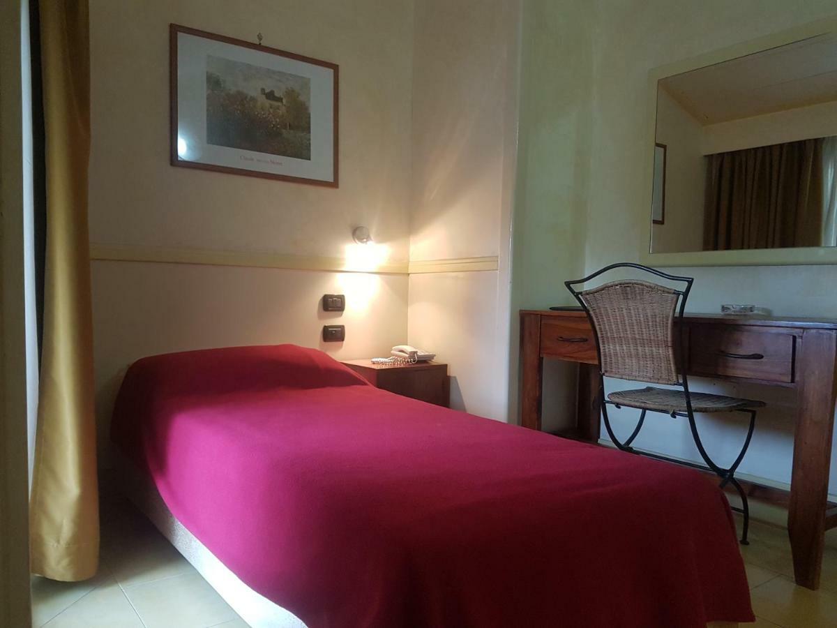 Hotel Mediterraneo Qualiano Kültér fotó
